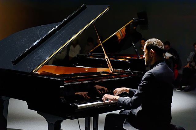 Vue de l’exposition Tal Isaac Hadad, Regarder Respirer (Breathing Pictures). Performance Onze Pianos, 2019