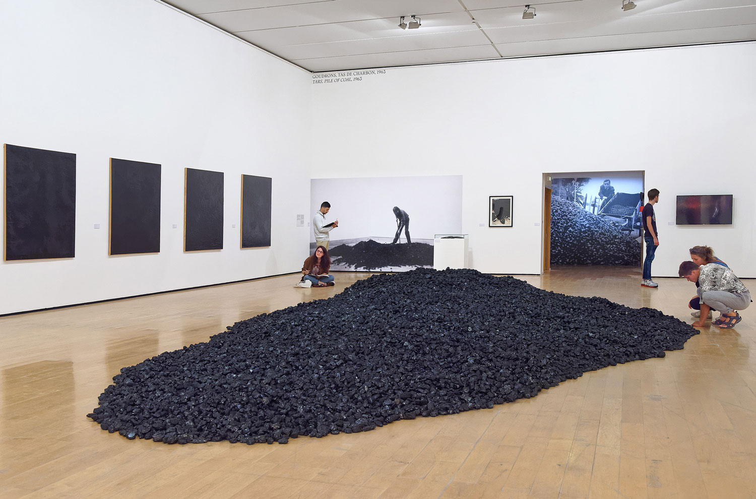 Vue de l’exposition Bernar Venet, rétrospective 2019-1959. Œuvres : Goudron, 1963 (4 exemplaires) et Pile of Coal, 1963