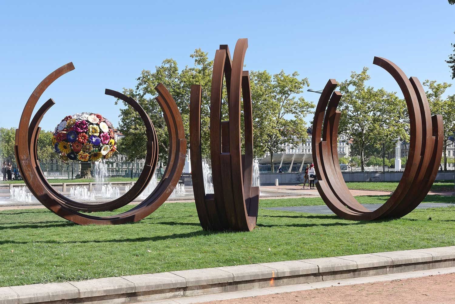 Bernar Venet, Arcs en désordre : 5 Arcs × 5, 2003-2008. Œuvre présentée Place Antonin Poncet dans le cadre de l’exposition Bernar Venet, rétrospective 2019-1959