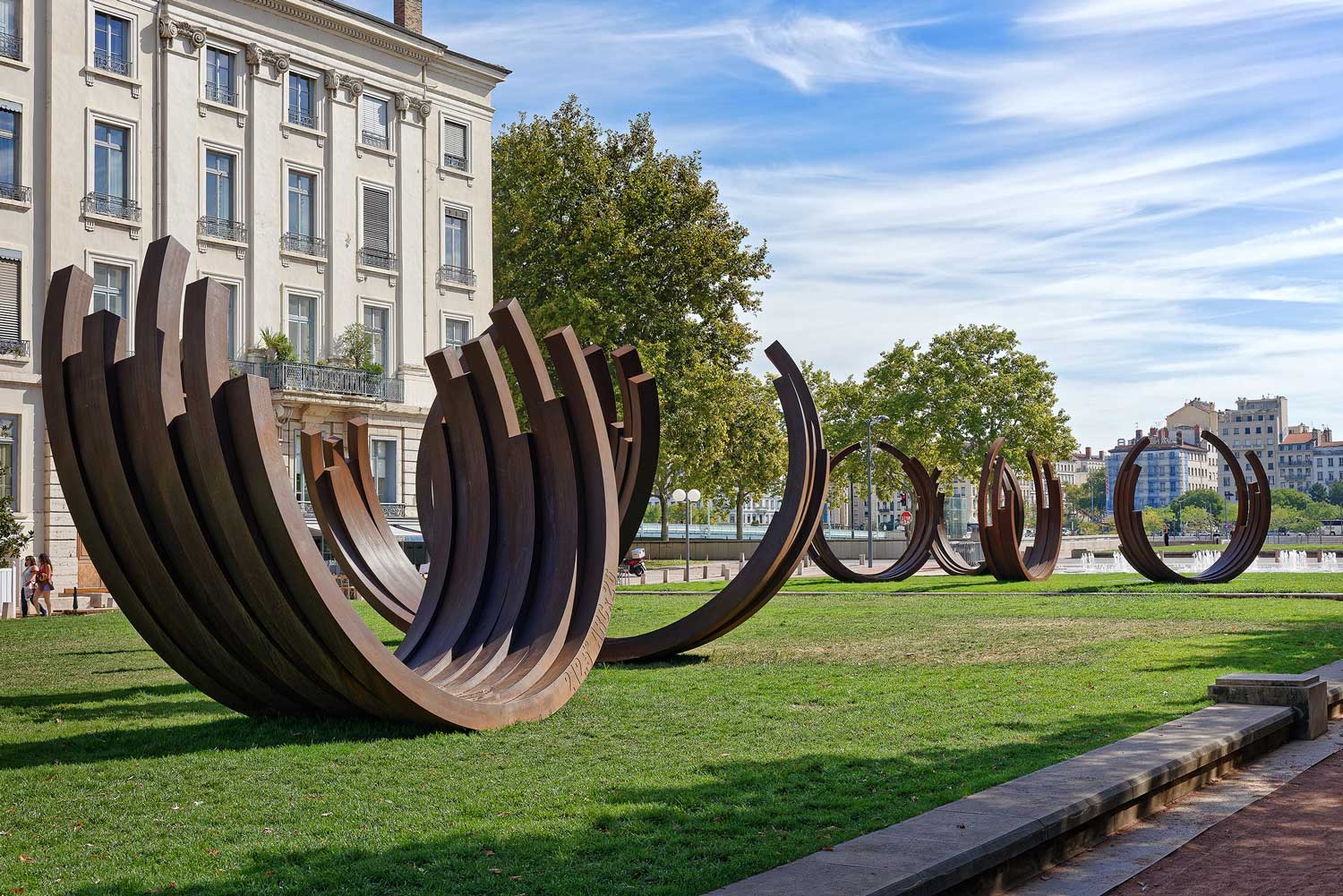 Bernar Venet, 212.5° Arc × 26, 2008 Œuvre présentée Place Antonin Poncet dans le cadre de l’exposition Bernar Venet, rétrospective 2019-1959