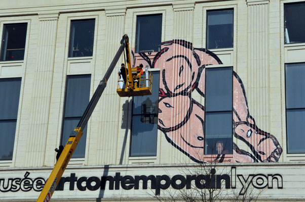 Pose de l'oeuvre de Robert Combas en façade