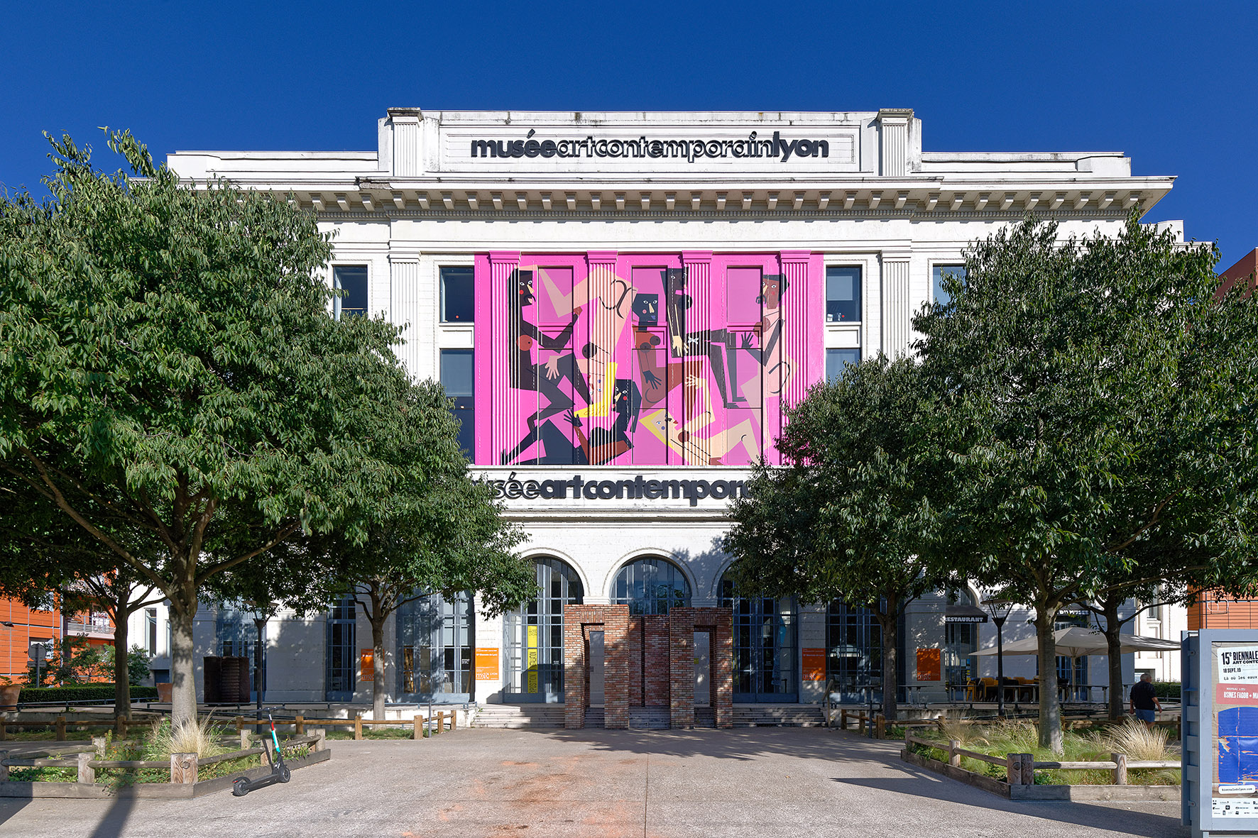 Vue du musée pendant la Biennale de Lyon 2019, avec l'oeuvre de Nina Chanel