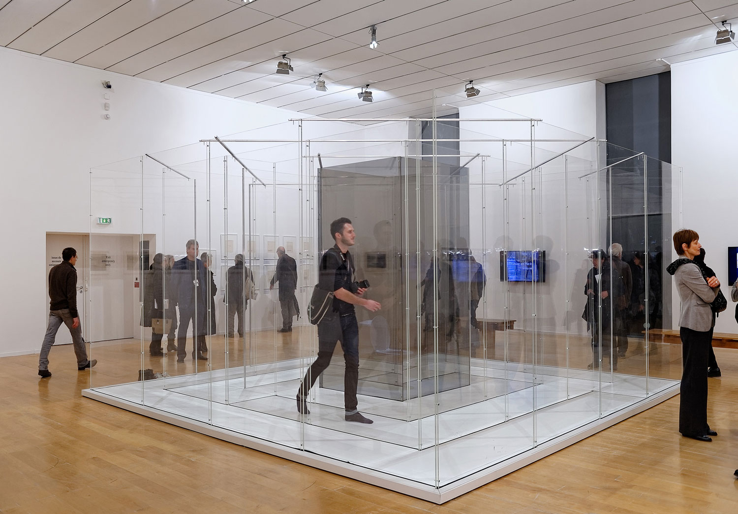 Vue de la rétrospective YOKO ONO Lumière de L’aube. Œuvres : Amaze et Vertical Memory 