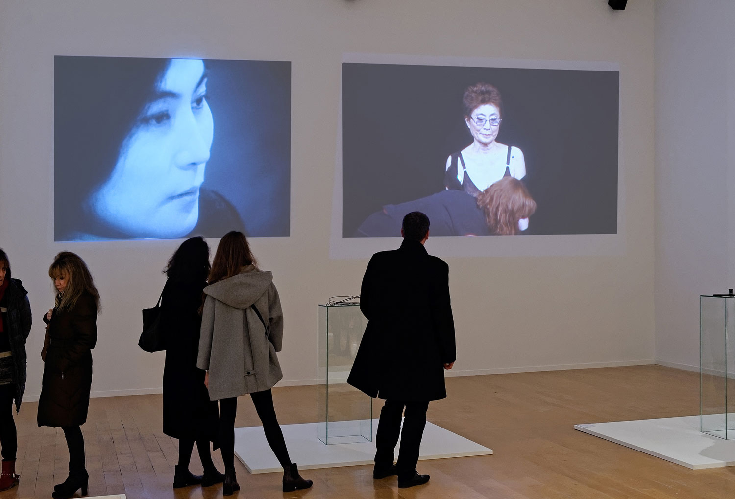 Vue de la rétrospective YOKO ONO Lumière de L’aube. Œuvre : Cut Piece