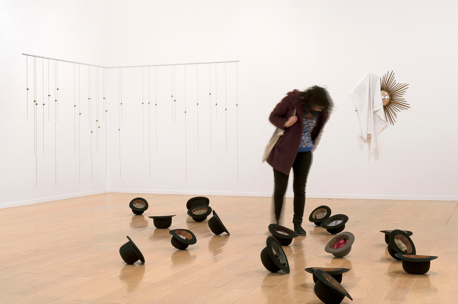 Vue de l’exposition de Latifa Echakhch, Laps. Œuvres : Mer d'encre, 2012 ; Fantôme, 2011 ; Morgenlied (si, sol mi, fa), 2012