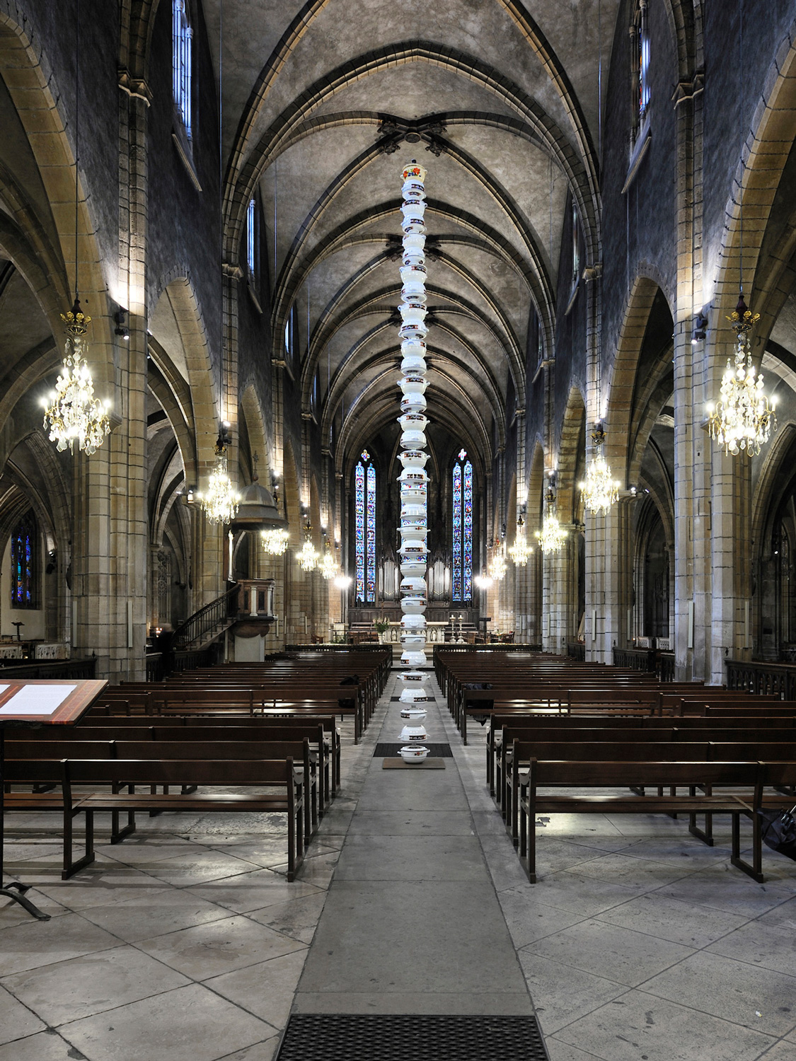 Pascale Marthine Tayou, Colonne Pascale, 2010 à l’Eglise Saint-Bonaventure