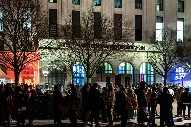 Façade du musée la nuit