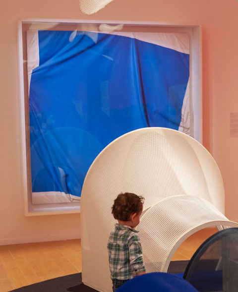 Enfant devant une œuvre