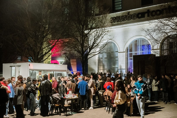 Foule devant le musée