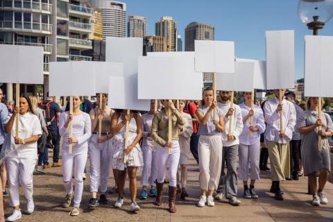 Vue de la performance Blank placard dance