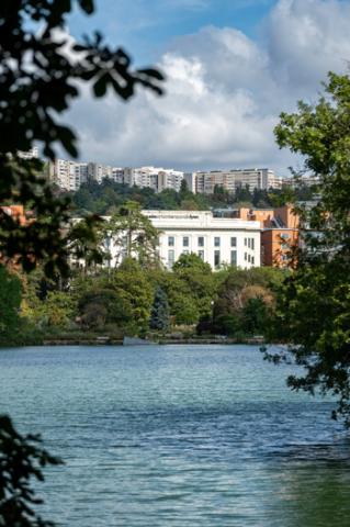 Le musée vue depuis le lac