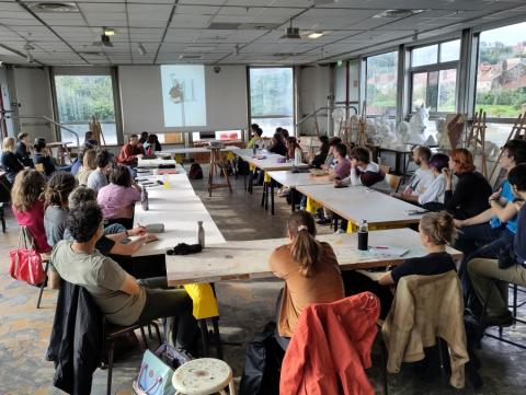 Plusieurs personnes à une table