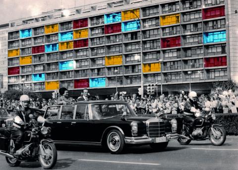 Voiture devant un immeuble