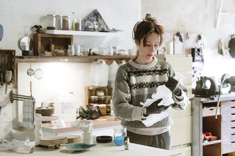Julie Escoffier dans son atelier