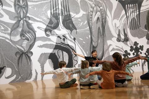 Enfants devant une oeuvre