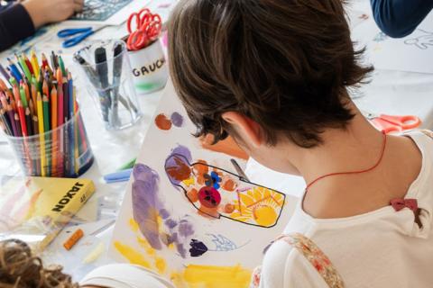 Enfant qui découpe du papier