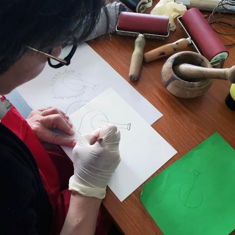 Une personne dessine